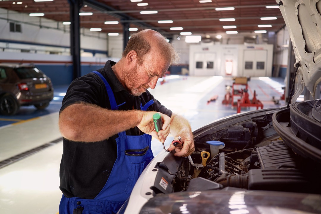 Intervention mécanique dans l'atelier Autoqual